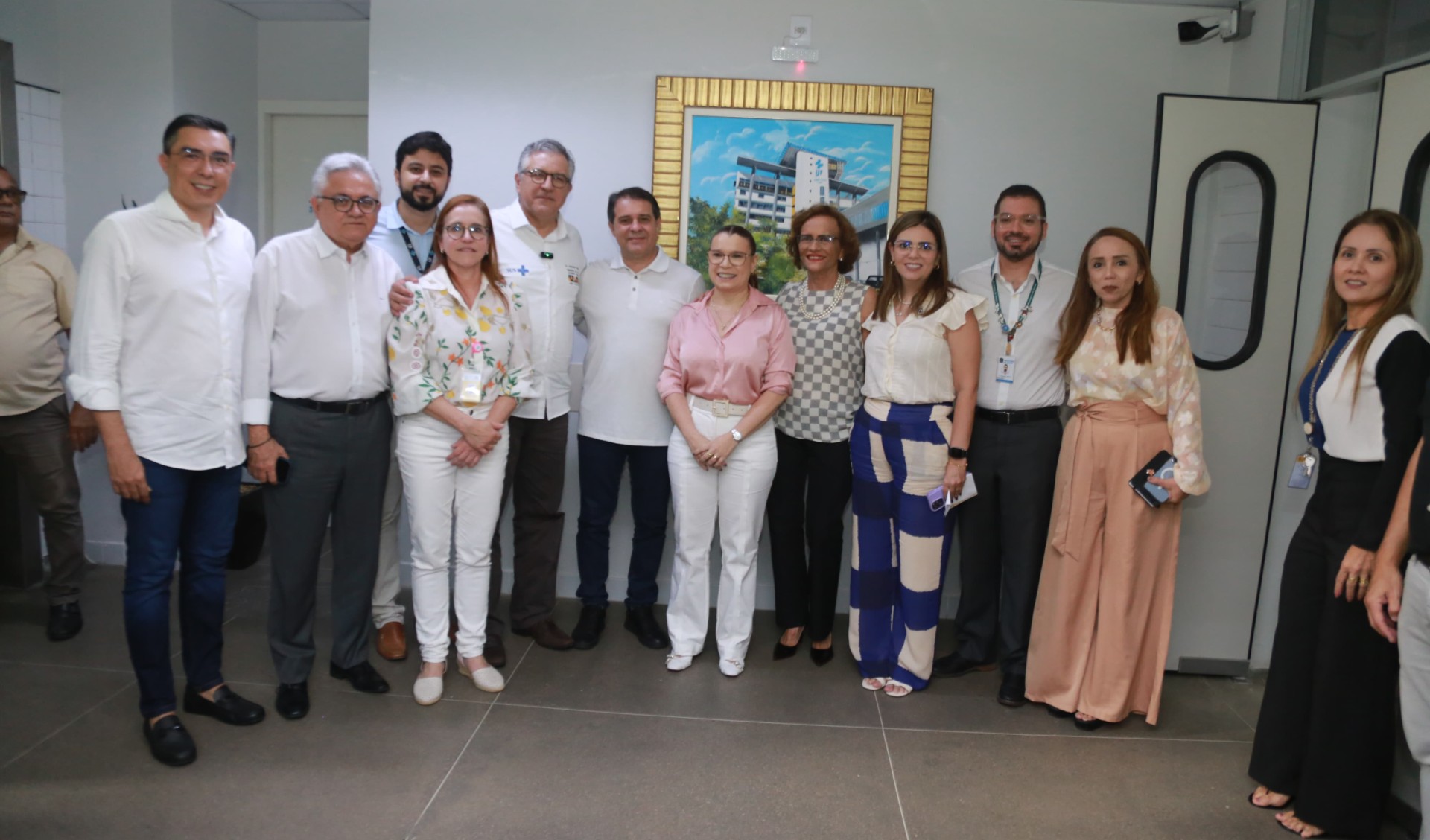 grupo de pessoas posa para a foto